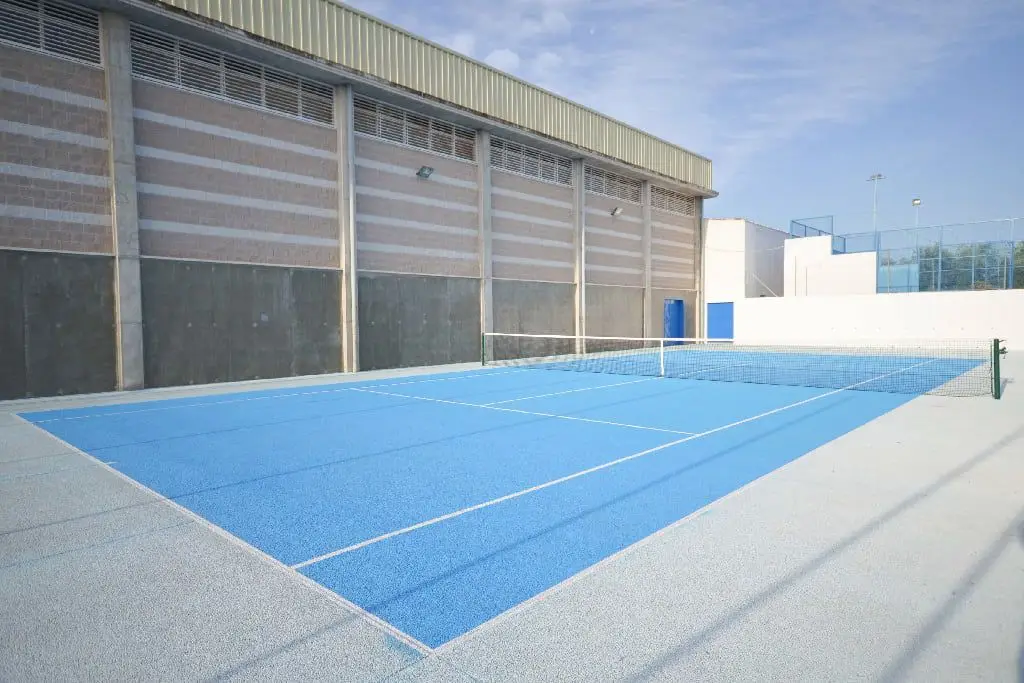 Pista de Tenis y vestuarios en Encinas Reales